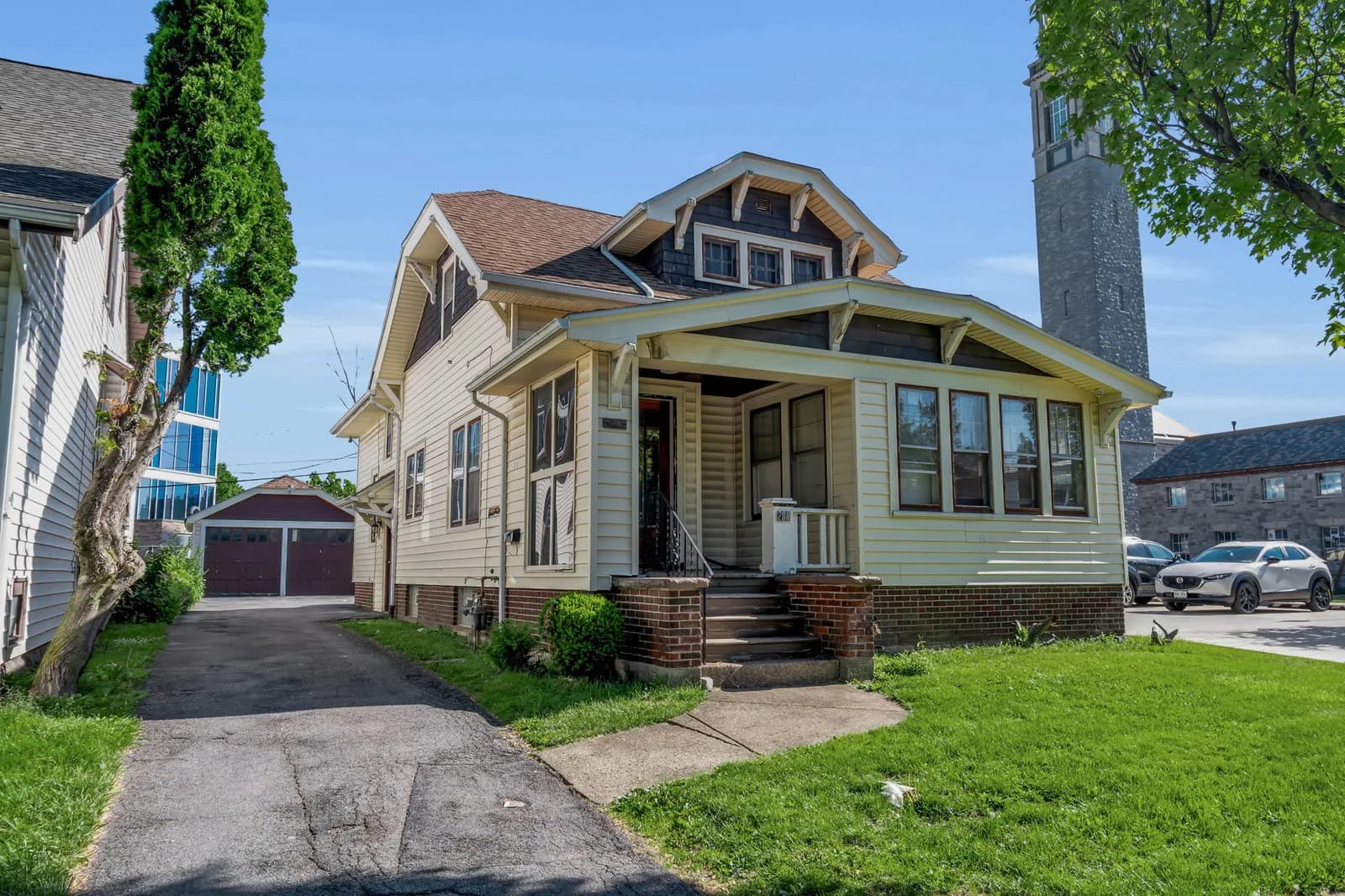 208 Winspear Ave — property photo