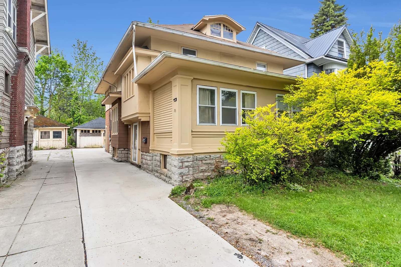 89 Winspear Ave — property photo